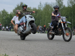 В Звенигороде подростки на большой скорости поставили питбайки на одно колесо